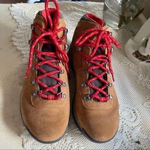 NEVER BEEN WORN COLUMBIA WATERPROOF HIKING BOOTS
